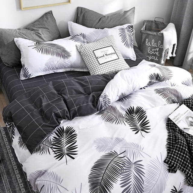 Yeacher Ensemble de Literie 4 Pcs Style Simple Housse de Couette Drap Plat Comprenant un Imprimé de Feuille de Bananier en Noir et Blanc. l'Ensemble Comprend une Housse de Couette 200x230cm, un Drap Plat 230x230cm, et Deux Taies d'Oreiller 48x74cm. Fabriqué en Coton d'Aloès avec un Processus de Tissage Haute Densité, Il Est Doux, Respirant et Doux pour la Peau. la Literie Est Exposée dans un Cadre de Chambre Moderne avec une Déco Gris et Blanc Complémentaire.