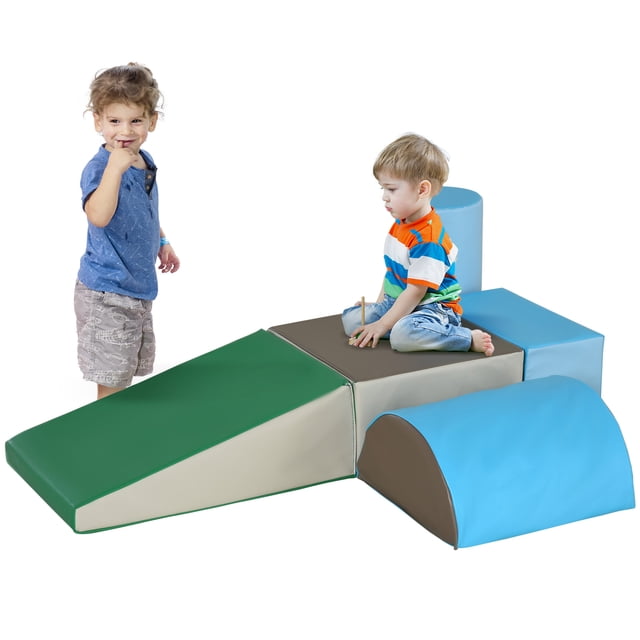 Soozier Ensemble de Jeu d'Escalade et de Rampement 5 Pcs pour 1 à 3 Ans avec Blocs en Mousse Souple Vert, Bleu et Gris. Comprend une Rampe, un Cylindre, un Demi-Cylindre, des Blocs Carrés et Rectangulaires pour Grimper, Ramper, Glisser et le Jeu Sensoriel. Favorise le Développement des Habiletés Motrices et le Raisonnement spatial. Idéal pour la Garderie, l'École Ou la Maison. Deux Enfants Interagissent avec l'Ensemble de Jeu dans un Cadre Intérieur Lumineux.