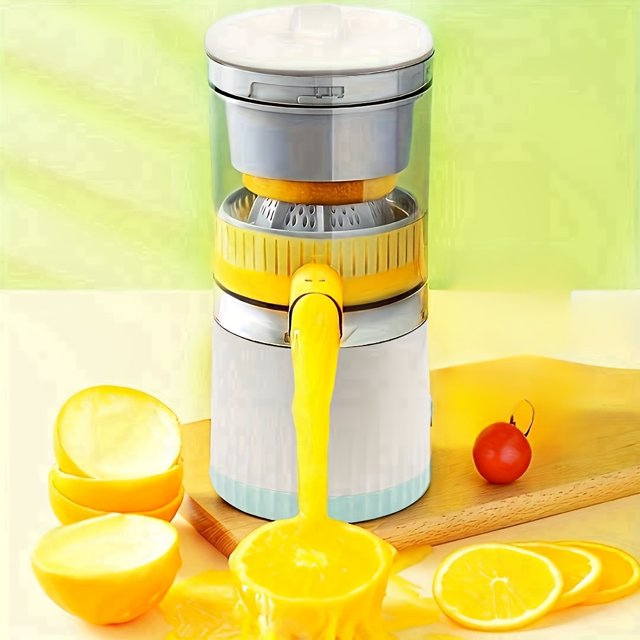 Extracteur de Jus Portable Multifonction avec Extraction et Séparation Automatiques dans une Couleur orange Fraîche. l'Extracteur de Jus Présente une Batterie rechargeable, une Tasse en PP de Qualité Alimentaire et un design Détachable. Il a une Capacité de 0,5 L à 1 L et Fonctionne avec une Commande à Bouton-Poussoir. l'Image Montre l'Extracteur de Jus Versant Activement du Jus d'Orange Frais dans une Tasse, avec des oranges Tranchées et une Tomate Cerise sur une Planche en Bois en Arrière-Plan.