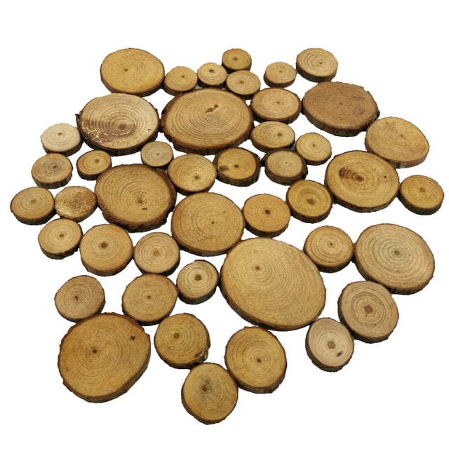 50 Pcs Tranches de Bûche en Bois Naturel Centre de Table de Décoration en Bois de Pin. Chaque Tranche a une Couleur de Bois Naturel avec des Lignes de grain Visibles, Son Diamètre Variant d'Environ 20-40mm (0.79-1.57 Pouces) et une Épaisseur de 5mm (0.20 Pouces). Parfait pour les Projets d'Artisanat en Bois, les Décorations de Mariage Rustiques, les Numéros de Table, les Enseignes et la Déco Maison.