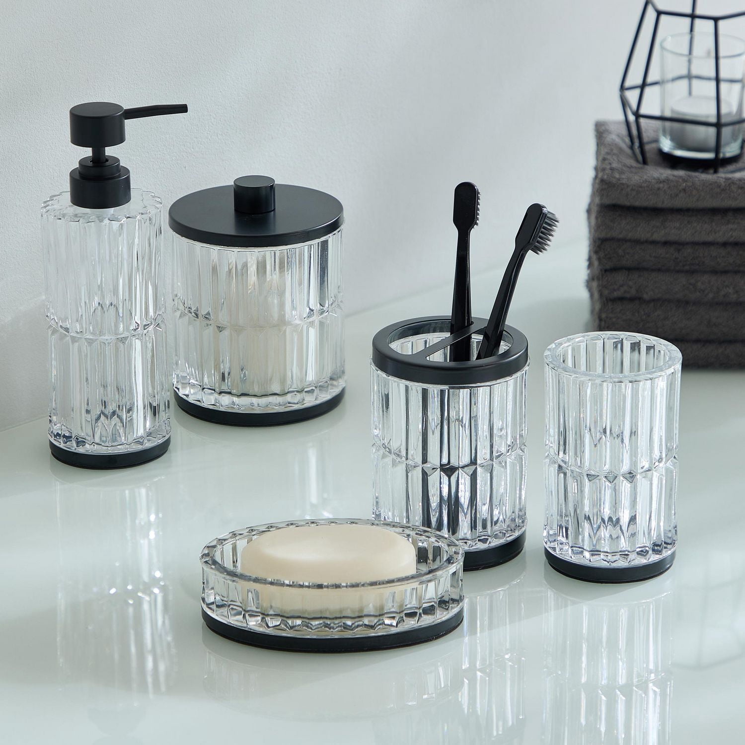 Gobelet en verre avec garniture en métal noir hometrends