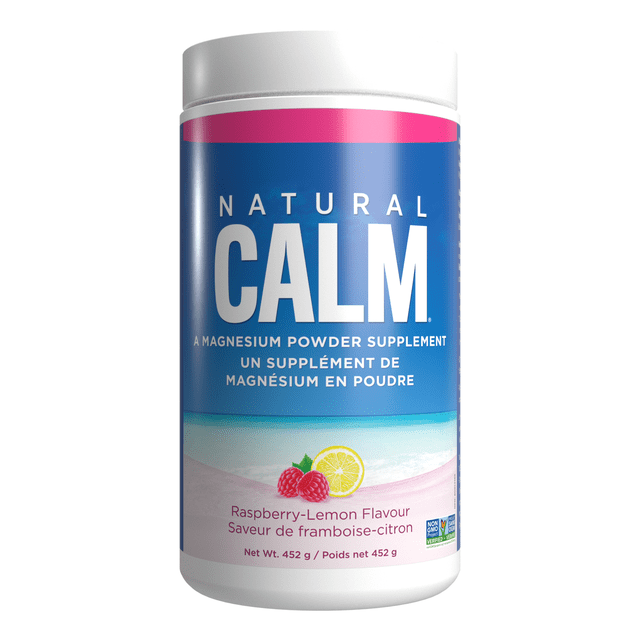 Natural Calm Poudre de Citrate de Magnésium à Saveur de Framboise et de Citron, Contenant de 452 G. l'Étiquette Présente un Fond Bleu avec un Texte Blanc Audacieux et une image de Framboises et d'Une Tranche de Citron. Ce Supplément de Poudre de Magnésium Est Conçu pour une absorption Rapide afin de Soulager le stress, d'Améliorer le Sommeil et de Favoriser la Santé du Cœur.