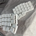 thumbnail image 4 of CORNE V4 Clavier Ergonomique Divisé, Disposition 46 Touches 40 % Clavier Mécanique Filaire à Tige en Bois Gris avec Interrupteurs Interchangeables à Chaud, Rétroéclairage RVB, Programmable QMK/Flacon, 4 of 5