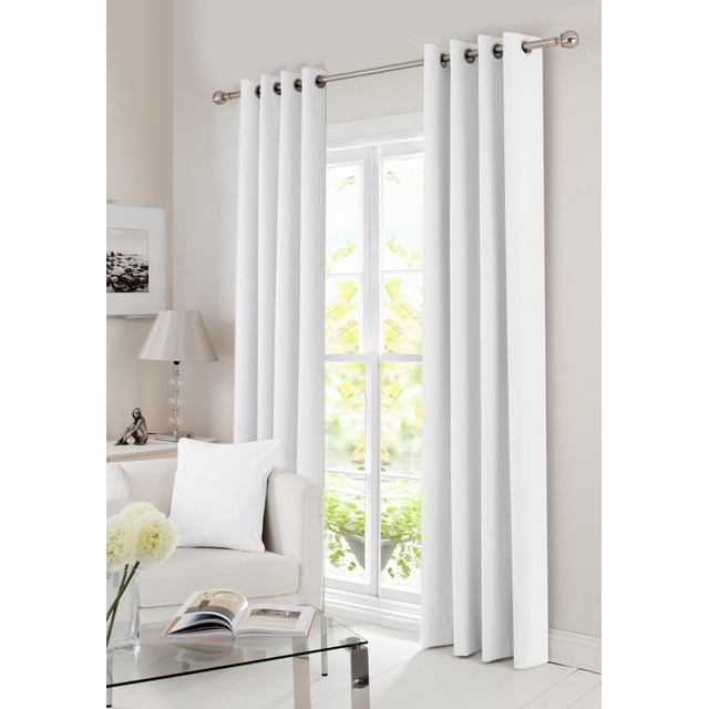 Gouchee Design Panneau Occultant Solaire Blanc avec Huit Oeillets Métalliques Argentés sur une Tringle à Rideaux, Couvrant une Grande Fenêtre d'Un Salon Lumineux avec des Murs beige, un sofa Blanc avec un Coussin Blanc, et une table Basse en Verre avec un Livre Ouvert, Idéal pour Bloquer la Lumière et l'Intimité.