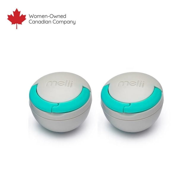 Capsules de Suce par Melii, Deux Porte-Suces Ronds Gris Pâle avec Anneaux de Verrouillage turquoise et Nom de Marque Embossé, Conçus pour Ranger Hygiéniques et Garder les Suces Propres et Accessibles pour les Bébés, Se Fixent Facilement aux Sacs Ou aux Poussettes.