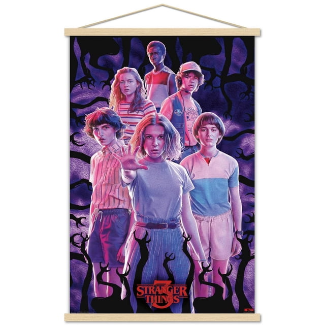 Netflix Stranger Things : Saison 3 - Affiche Murale de Groupe, 14,725 Po x 22,375 Po, Représentant six Personnages en Tenue des Années 1980 sur un Fond Violet Foncé avec des branches d'Arbre Noires et Ombrées, Imprimée sur Papier d'Affiche Lustré pour une Déco Murale Vibrante, Convient aux Chambres, Bureaux Ou Dortoirs.