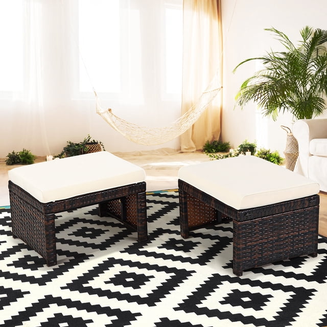 Costway Lot de 2 Ottoman en Rotin pour Patio avec Coussin, Repose-Pieds, Blanc, Conçu avec du Rotin PE Brun Mélangé et une structure Robuste en X pour la Durabilité. Comprend des Coussins Doux avec Fermetures Éclair Cachées pour un Nettoyage Facile, Fixé de Façon Sécuritaire pour Empêcher le Glissement. Idéal pour l'Extérieur comme Mobilier de Patio, Résistant aux Intempéries et Multifonction comme Siège Ou Repose-Pieds. Exposé dans un Décor Intérieur Lumineux avec un Tapis à Motifs et un Hamac.