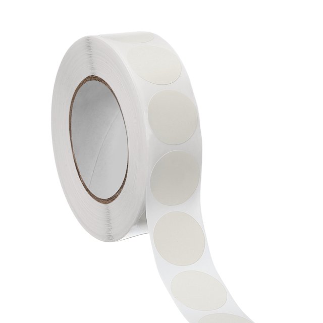 Rouleau de 1000 Autocollants Ronds Blancs 0,75 Po Étiquette de Codage Auto-Adhésive. le Rouleau Présente des Autocollants en Vinyle Durables Qui Sont Imperméables et Résistants à la Déchirure et à la Décoloration. Chaque Autocollant Mesure 0,75 Po de Diamètre et a un Dos Auto-Adhésif pour une application Sécurisée sur les surfaces Plates Sans Laisser de Résidus. Idéal pour les Bricolages DIY, l'Organisation de Bureau, le Marquage en Classe et l'Étiquetage à la Maison. le Rouleau Est Montré avec des Autocollants Partiellement Déployés.