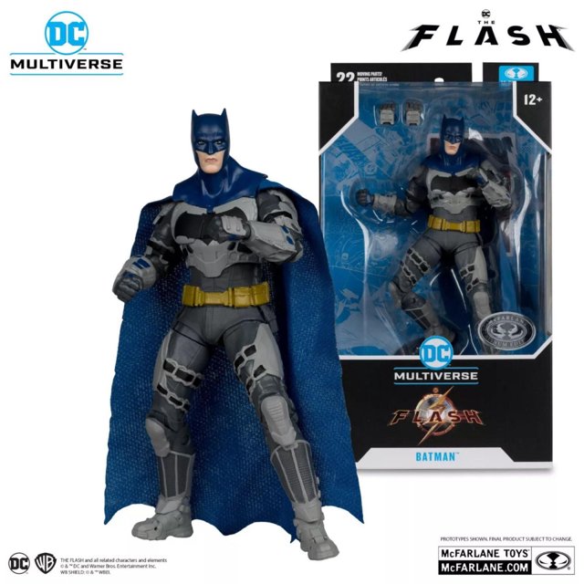 McFarlane DC Multiverse The Flash Batman Platinum Edition Figurine Articulée de 7 Pouces Représentant Batman dans une Combinaison Blindée Bleu-Gris avec une Sculpture Détaillée, une cape Bleue Texturée, une Ceinture Utilitaire Jaune et des Articulations Articulées, Montrée aux Côté de Son Emballage DC Multiverse Noir et Bleu avec le logo Flash.