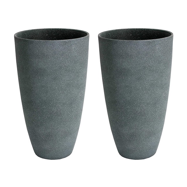 Algreen Acerra Pot de Jardinière Haut en Composite Résistant aux Intempéries, Gris (Lot de 2). Cet Ensemble Comprend Deux Jardinières de 20 Pouces de Hauteur et de 12 Pouces de Diamètre avec une Finition stucco Gris Rustique. Fabriqué à Partir de Résine Légère et Résistante aux UV, Ces Jardinières Conviennent à une Utilisation Intérieure Ou Extérieure. Chaque Jardinière Présente un Bouchon Inférieur Amovible pour un drainage Facile, Ce Qui les Rend Idéales pour les Plantes de Taille Moyenne à Grande. Conçues pour la Durabilité et le style, Ces Jardinières Ajoutent une Touche d'Élégance à