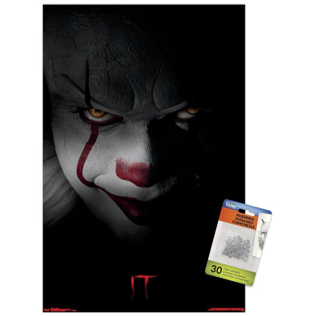 IT - Pennywise Affiche Murale, 22,375 Po x 34 Po art Mural Encadré Présentant un Fond Noir avec le logo « IT » Rouge Centré au Bas, Fabriqué par Trends International avec une Finition Satinée, Convient à la Décoration de la Maison et de la Chambre de Bureau Ou de Dortoir.
