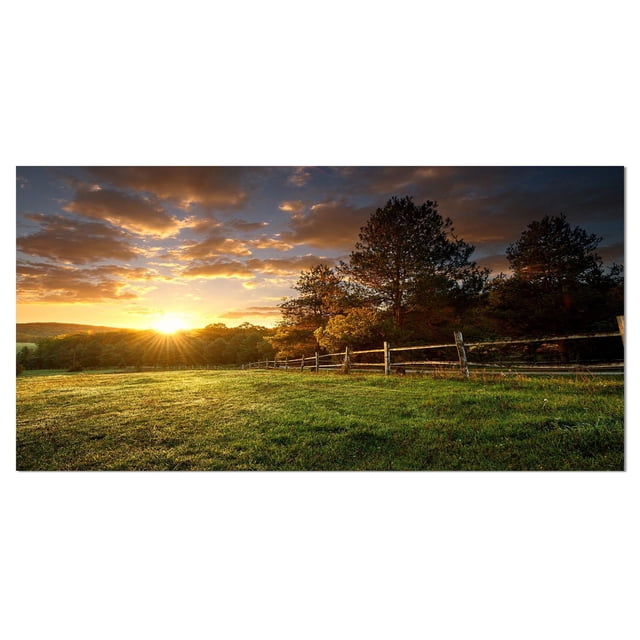 Designart Ranch Clôturé au Lever du Soleil Art Mural sur Toile Présentant une Impression de Paysage Enveloppée de Galerie d'Une Clôture en Bois le Long d'Un Champ Herbeux Vert avec de Hauts Arbres sur la Droite, Illuminée par un Lever de Soleil Lumineux avec des Rayons de Soleil et un Ciel Partiellement Nuageux, Imprimée sur Toile de Coton de Qualité Supérieure et Prête à Accrocher.