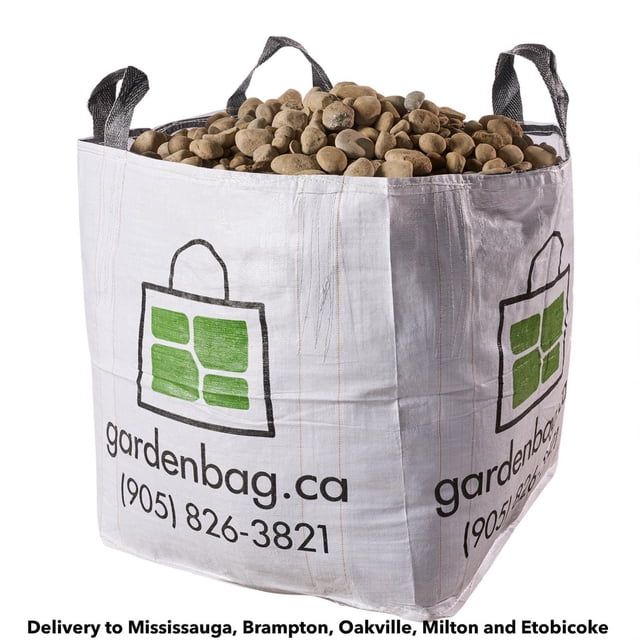 Pierre de Rivière de 1 à 3 Pouces dans un Grand Sac de Jardin Blanc avec Poignées Noires, Remplie de Roches Décoratives Multicolores de Rivière Utilisées comme Couvre-Sol Perméable pour l'Aménagement Paysager Autour des Arbres, des Jardins et des Zones Non Marchantes, Disponible pour Livraison à Mississauga, Brampton, Oakville, Milton et Etobicoke.