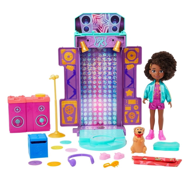 Karma's World Ensemble de Scène Étoile Musicale Transformable avec un Ensemble 2-en-1 Violet et turquoise pour Scène et Chambre avec une Toile de Fond Lumineuse, Cabine DJ Rose et orange avec Effets Sonores et Cinq Disques, Support pour microphone, Poupée Karma en Veste Sarcelle et shorts Roses, Major Chien de Compagnie, et Accessoires Incluant Pantoufles, Peigne et Écouteurs.