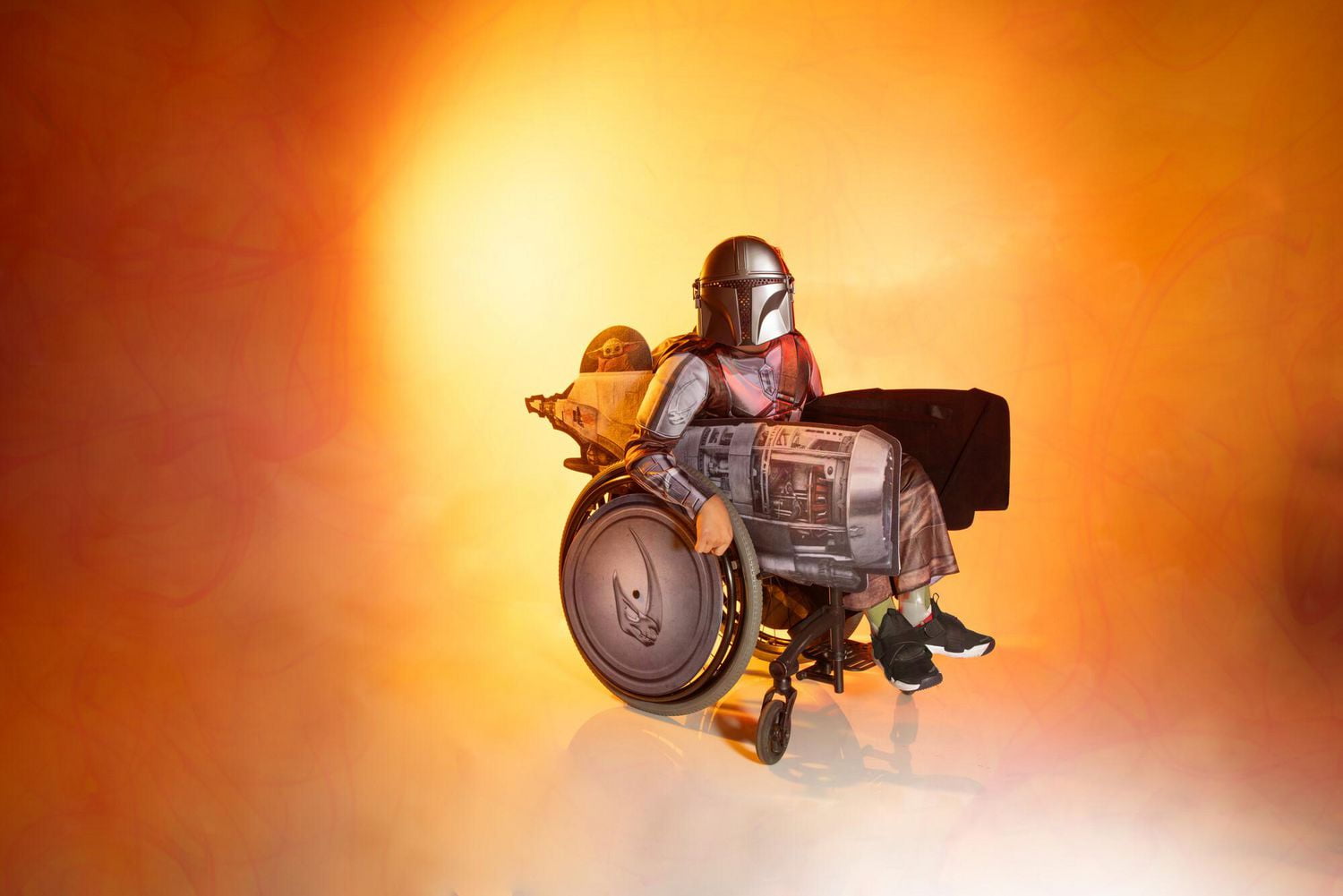 STAR WARS Adaptive The Mandalorian Youth Costume - Combinaison imprimée avec accès au tube, jambes plus spacieuses et masque en plastique 3D