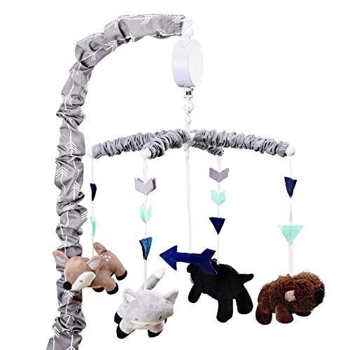 Woodland Trail Forest Animal Theme Numérique Musical Crib Mobile by The Peanutshell, Mettant en Vedette des Animaux en Peluche de la Forêt et des Grandes Plaines comme un bison, un Ours, un Renard et un Cerf, avec des Formes Fantaisistes de Flèches. The Mobile is suspended from a cross-bar construction with a grey Flock-patterned fabric arm. It includes an electronic music box that plays twelve tunes, adjustable with a button. Conçu pour s'Adapter aux Berceaux standard, Il Est Multicolore et Convient aux Garderies pour Nourrissons.