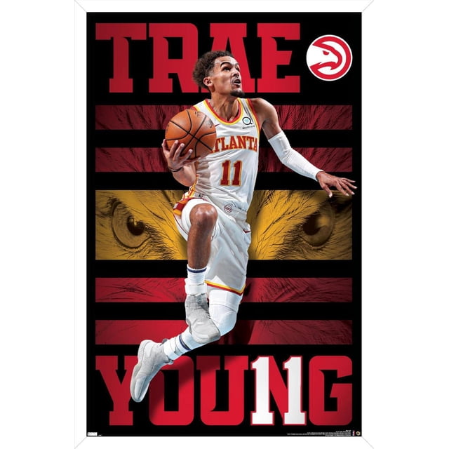 NBA Atlanta Hawks - Trae Young 20 Affiche Murale, 22,375 Po x 34 Po Encadrée Montrant Trae Young en Blanc, Chandail des Atlanta Hawks Numéro 11 Sauteur avec basketball de la Main Droite sur Fond Noir avec Rayures Horizontales Rouges et Jaunes et Yeux de Faucon, avec Texte Rouge Audacieux « Trae » en Haut et « Young » en Bas Incluant le Numéro 11 en Blanc. Idéale pour la Déco Murale de Chambre à Thème Sportif Ou de Bureau.