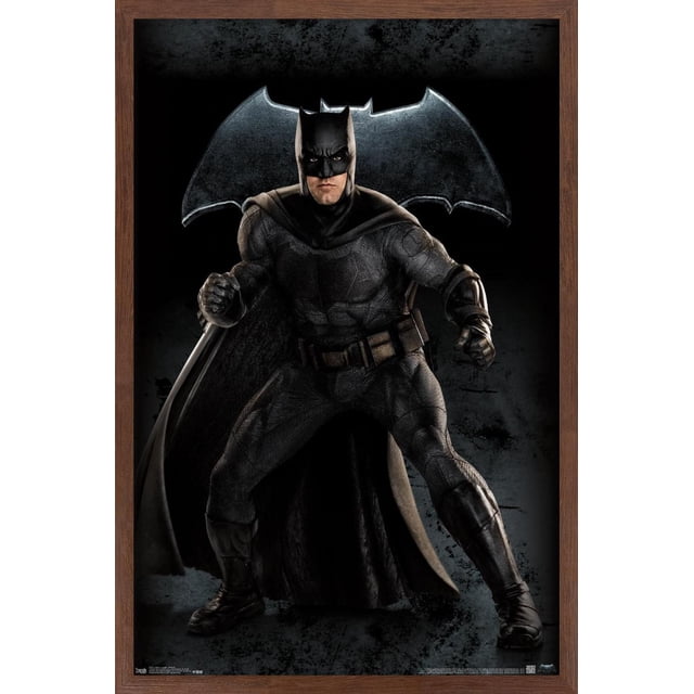 DC Comics Film - La Ligue des Justiciers - Affiche Murale Batman, 14,725 Pouces x 22,375 Pouces Encadrée, Montrant une Vue Centrale et Frontale de Tout le Corps de Batman en Complet Texturé Noir avec cape et Ceinture Utilitaire, Posé avec les Poings Serrés sur un Fond Sombre avec un Symbole de Chauve-Souris Lumineux, Idéal pour la Décoration Murale de Chambre Ou de Bureau.
