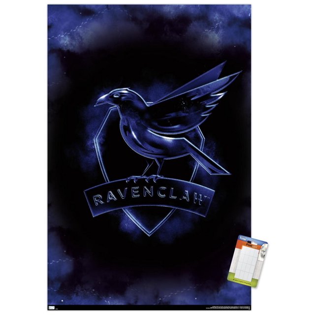Harry Potter - Affiche Murale Magique de Crest Serdaigle, 22,375 Po x 34 Po, Représentant un Corbeau Bleu Perché sur un Bouclier avec Texte « Serdaigle » en Dessous, sur Fond Bleu Fumé Foncé. Cette Affiche Brillante Comprend des Montages Adhésifs et Convient à la Décoration Murale de Chambre, Dortoir Ou Bureau.