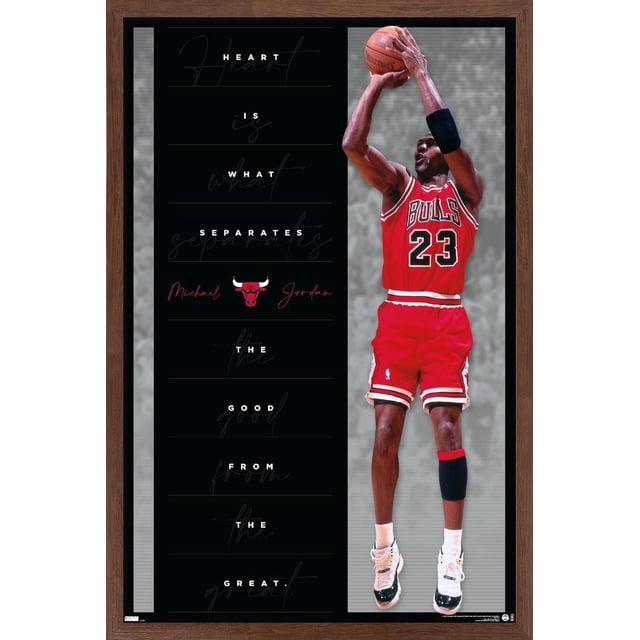 Michael Jordan - Affiche Murale Cœur, 22,375 Po x 34 Po Représentant Michael Jordan dans un Chandail Numéro 23 des Chicago Bulls Rouge Tirant un Ballon de basketball. le Côté Gauche a un Fond Noir avec un Texte Blanc Lisant « le Cœur Est Ce Qui Sépare le Bon du Grand » aux Côté de la signature de Michael Jordan et du logo des Bulls. l'Affiche Est Encadrée en Bois Foncé et Imprimée sur du Papier Lustré, Parfaite pour l'Art Mural et la Déco