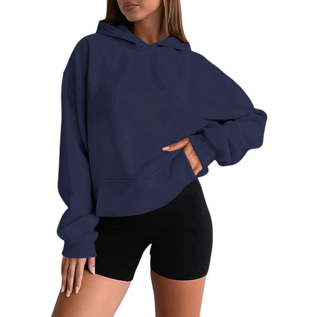 2025 Chandail à Capuchon Décontracté pour Femmes en Molleton Doux, Montré en Bleu Marine. Ce Chandail Léger et Confortable Présente une Coupe Ample avec un design Classique à Capuchon, Idéal pour le Quotidien Ou la Superposition. Assorti à des shorts Noirs, Il Met en Valeur Sa Polyvalence pour les Sorties Décontractées Ou la Détente. Convient à Agencer avec des jeans Ou des Pantalons Décontractés, Ce Chandail à Capuchon Est Lavable à la machine et Conserve Sa Forme et Sa Douceur après de Multiples Lavages.