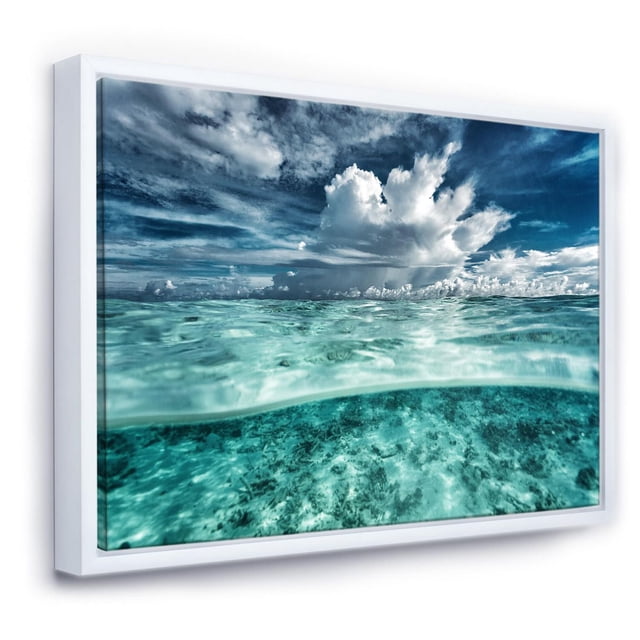 Designart Incroyable Paysage Marin et Nuages, Cadre Flottant Mural ART avec un Cadre Flottant Blanc et une Toile Enveloppée de Galerie, Montrant un Paysage Marin Séparé sous l'Eau et au-Dessus de l'Eau avec une Eau turquoise Claire, un Fond Océanique visible et un Ciel Bleu Nuageux Dramatique, Idéal pour la Déco de Maison Côtière.