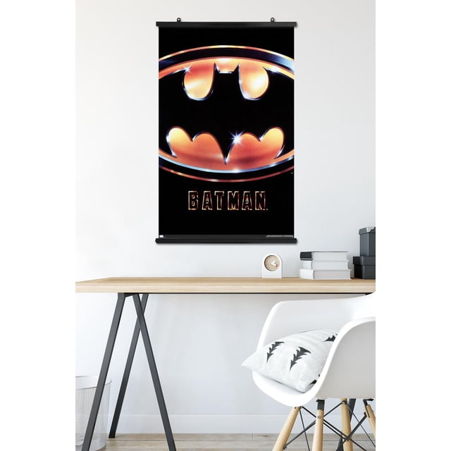 DC Comics Film Batman (1989) - Affiche Murale à Logo sur une Feuille, 22,375 Pouces x 34 Pouces Présentant un Logo Batman Centré, orange Métallique Lustré et Noir comme art Mural au-Dessus d'Un Bureau Minimaliste avec une Chaise Blanche et un Coussin à Thème Batman, Convient à la Déco de Chambre Ou de Bureau.