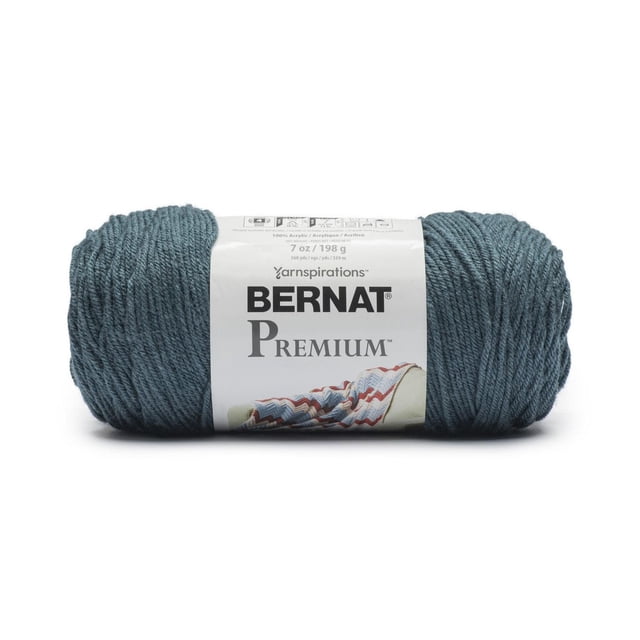 Bernat® PremiumTM Fil, Acrylique #4 Moyen, 7oz/198g, 360 Yards - Gros Plan Orienté vers l'Avant d'Une Seule Pelote de Fil Acrylique de 7oz/198g de Poids Moyen avec Étiquette Bernat visible; notes de Produit texture Ultra Douce, Torsion et Lustre Subtils à 4 Brins; Fond Neutre; pour Tricot et crochet afghans et Vêtements, Convient Aussi pour Pompons Décoratifs Ou Garniture.