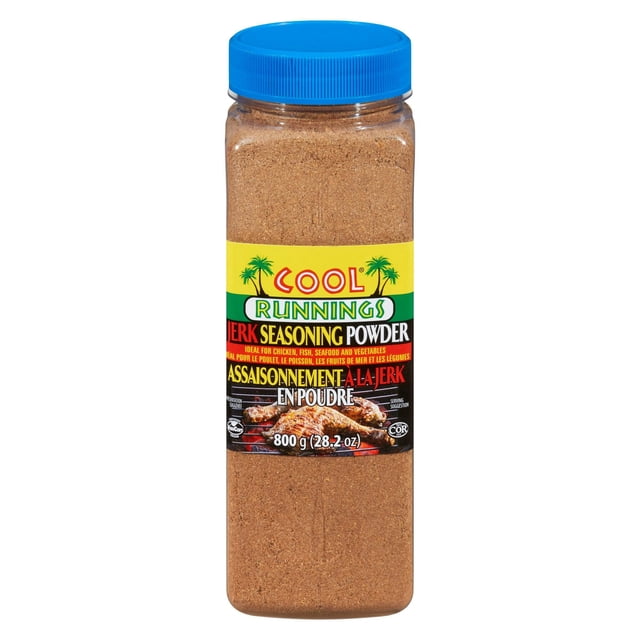 Cool Runnings Assaisonnement Jerk 800 g dans une Bouteille shaker en Plastique Transparent avec Couvercle Bleu, Remplie de Poudre de Mélange d'Épices Brunes des Caraïbes. l'Étiquette Présente des Palmiers et de la Viande Grillée, Mettant en Valeur Son Utilisation pour Marinades de Poulet, Poisson, Fruits de Mer et Légumes afin d'Ajouter une Saveur Jamaïcaine Authentique.