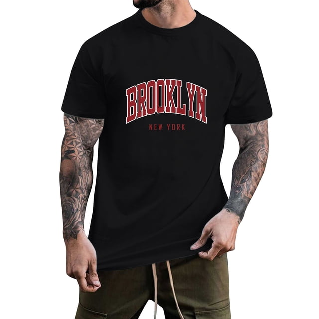 BOBOGOJP Chandails de Dessous pour Hommes à Col Rond à Manches Courtes, Chandail en Noir, Taille G. Ce t-shirt Décontracté pour Homme Présente un Graphique Audacieux « Brooklyn New York » en Lettrage Rouge et Blanc sur la Poitrine, Ajoutant une Touche d'Inspiration Vintage. Fabriqué en Mélange de Coton, Il Est Léger, Doux et Confortable pour le Port Quotidien Ou les Sorties d'Été. le Modèle Agence le Chandail avec un Pantalon Vert olive, Mettant en Valeur Sa Polyvalence pour un Style Décontracté Ou Athlétique.