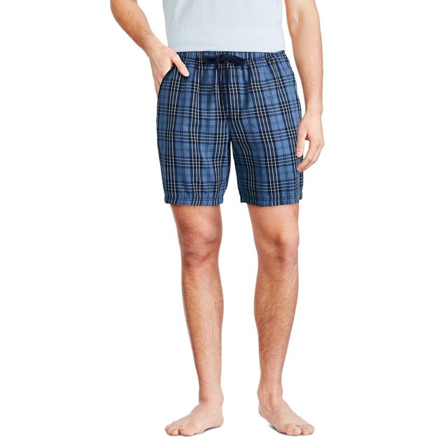 George Short Tissé pour Homme en Coton Sergé à Carreaux Bleus avec Taille Élastiquée et Cordon de Serrage Noir, avec Deux Poches sur la Couture, Montré sur un Modèle Masculin Orienté vers l'Avant de la Taille aux Pieds Nus, Convient aux Tenues Décontractées Ou à la Détente.