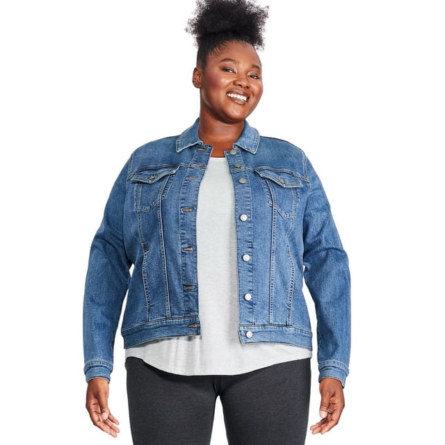George Veste Camionneur en Denim pour Femme Grande Taille en Denim Bleu avec Col à Écartement, Fermeture avant à Boutons Complets, Manches Longues avec Poignets Ajustés, Deux Poches avec Empiècement Poitrine et Deux Poches sur la Couture, Portée par-Dessus une Chemise Gris Pâle et un Pantalon Noir, Montrée Orientée vers l'Avant sur Fond Blanc, Idéale pour Superpositions Décontractées.