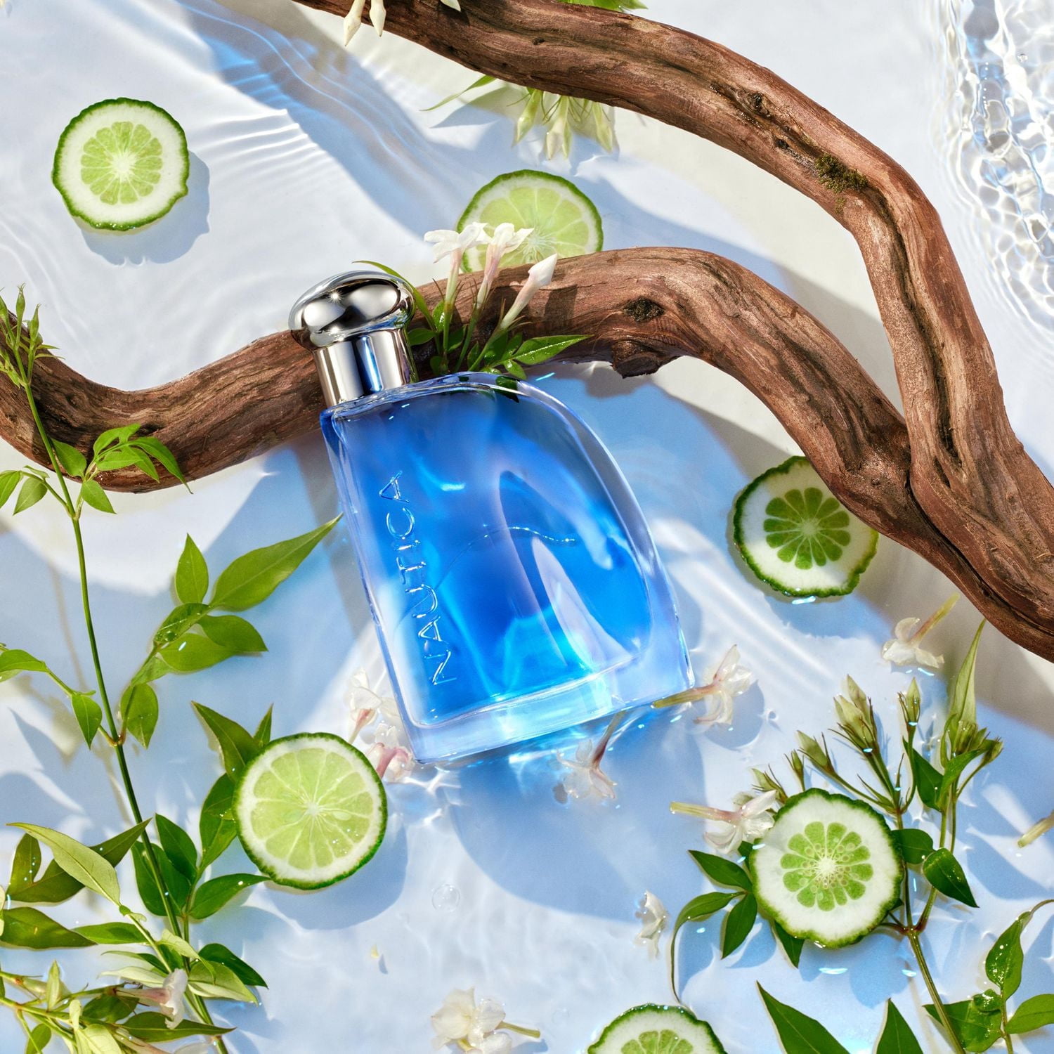 Nautica Blue Eau de toilette pour Homme, parfum frais et revigorant - Notes boisées et fruitées d'ananas, de nénuphar et de bois de santal, 100ml