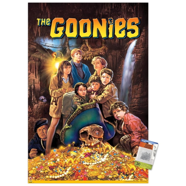 The Goonies - Affiche Murale sur une Feuille, 22,375 Po x 34 Po Représentant un Groupe d'Enfants Rassemblés dans une Grotte Illuminée par une Lanterne, avec un Grand Crâne de pirate Portant un Tricorne Bleu Se Reposant sur un Trésor de Pièces d'Or et de Bijoux, une Cascade Coulant en Arrière-Plan, et le Titre Jaune Audacieux « The Goonies » en Haut, Idéal pour la Déco Murale dans les Chambres, Bureaux Ou Dortoirs.