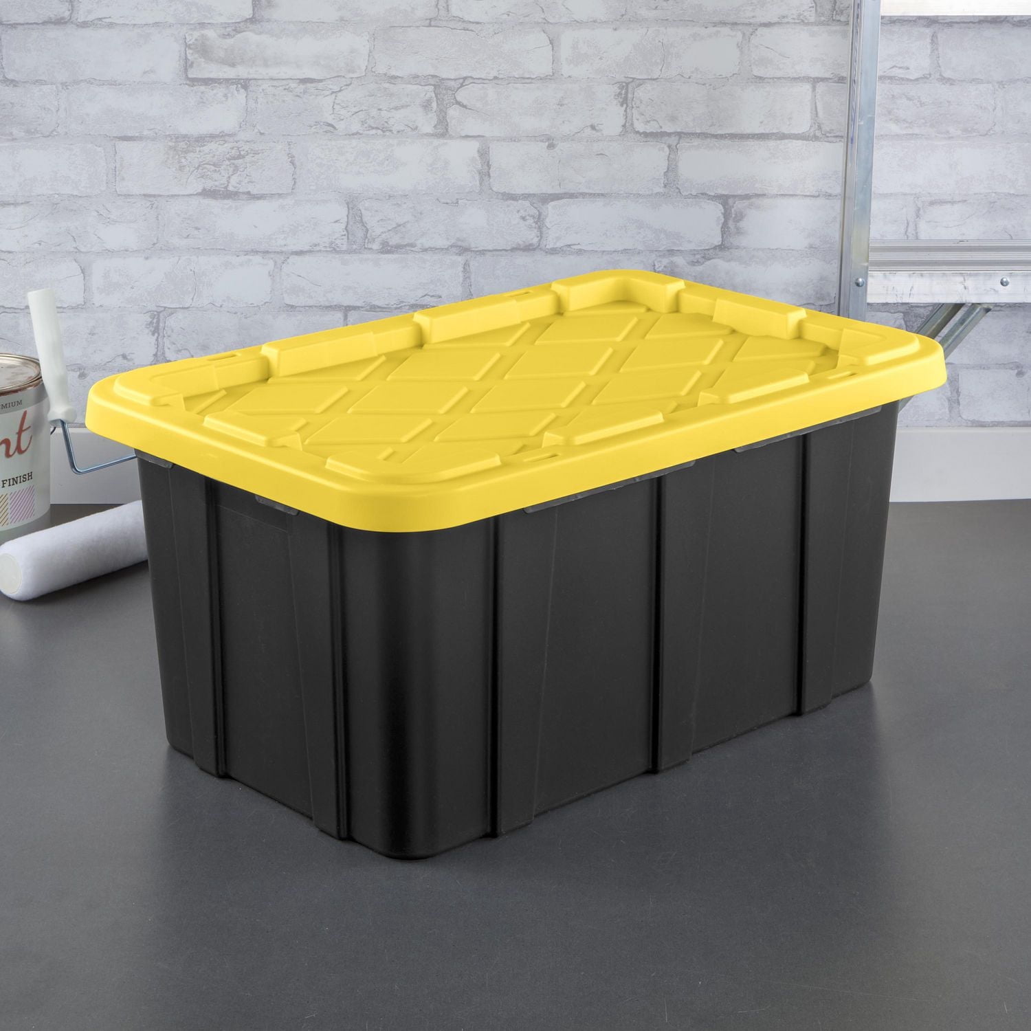 Bac de rangement industriel Sterilite de 64L, bac de rangement en plastique durable avec couvercle à clip, Noir/Jaune - 6 Pk
