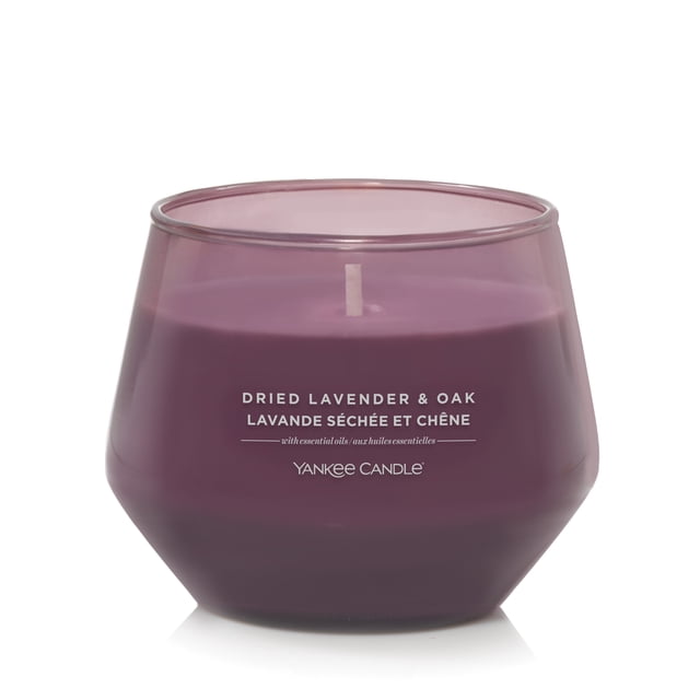 Yankee Candle Bougie Parfumée, Lavande Séchée et Chêne, 10 oz, Collection Studio, Pot en Verre Violet avec Cire de Soya et Mèche en Fibre Naturelle, Vue Frontale sur Fond Blanc, Étiquetée en Anglais et en Français, Convient pour Créer une ambiance Apaisante à la Maison.