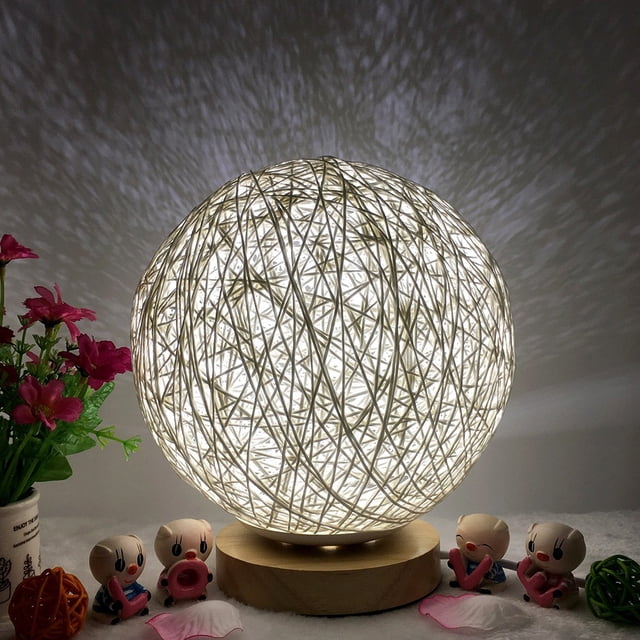 Jusqu'à 65 % de Rabais Lampe Lune en Rotin à DEL avec Recharge USB 3D pour Table et Bureau