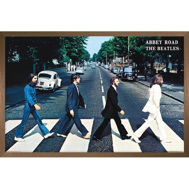 The Beatles - Affiche Murale Abbey Road, 22,375 Po x 34 Po, Montrant Quatre Hommes Marchant à Travers un Carrefour Zèbre sur une Rue Bordée d'Arbres avec des Voitures vintage, Imprimée sur Papier Lustré aux Couleurs Vibrantes et le Texte « Abbey Road The Beatles » en Blanc en Haut à Droite, Idéale pour la Déco Murale de la Maison Ou du Bureau.