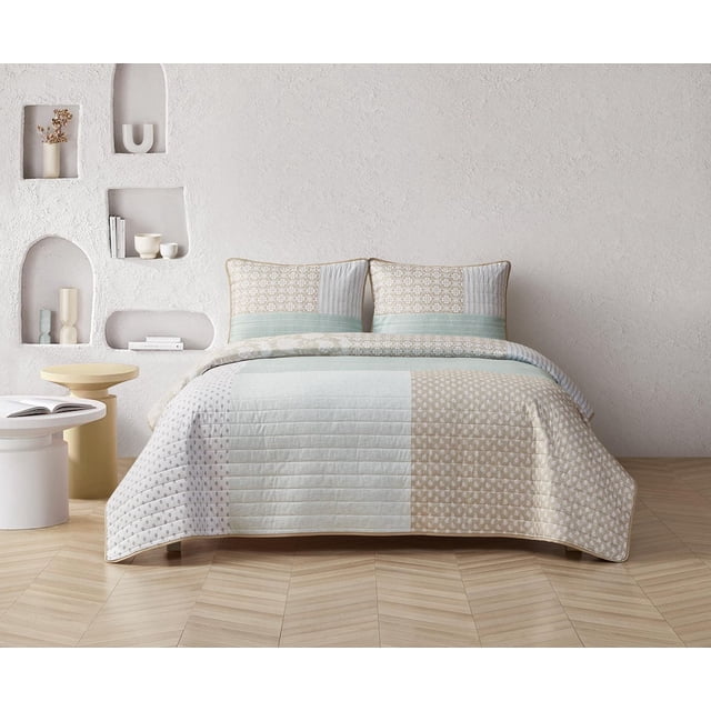 Megan Ensemble de Courtepointe Réversible 3 Pcs sur un Lit avec Deux Taies d'Oreiller Assorties, Présentant un patchwork de Panneaux Vert, beige et Gris Apaisants avec des Motifs Floraux et Rayés, Fabriqué en Microfibre Douce avec une Bordure à Rebord beige, Convient pour Ajouter Chaleur et Paix à Toute Chambre.