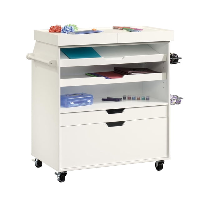 Sauder Craft Pro Series® Chariot d'Artisanat Blanc, Pièce de Mobilier de Bureau Multifonctionnelle avec Dessus Coulissant, Deux Tablettes Inclinées Ajustables, Deux Tiroirs de Rangement, Paniers Latéraux en Métal pour Rubans et Ruban, et Roulettes pour une Mobilité Facile.