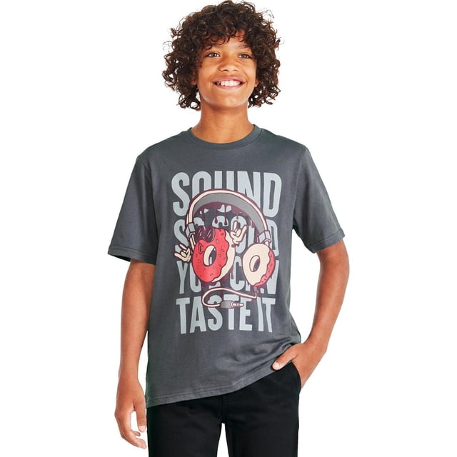 George T-Shirt Graphique pour Garçons, Respirant, à Manches Courtes, en jersey 100 % Coton, avec Encolure Ras du Cou Côtelée, Ourlet Droit et Imprimé Graphique Coloré à l'Avant sur Tissu Gris Chiné Clair, Montré sur un Fond Neutre pour Tenues Décontractées avec jeans Ou joggers.