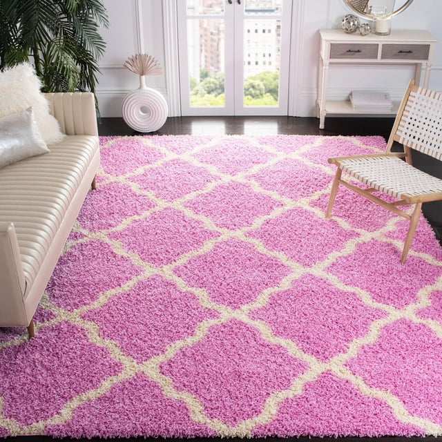 Safavieh Dallas Tapis Shag Géométrique Logan avec une texture Shag Rose Moelleuse et un Motif de Carreaux Marocains Ivoire, Posé sur un Plancher de Bois Franc Foncé dans un Salon Lumineux avec un sofa en Cuir beige et une Chaise Tissée, Convient pour Ajouter un Confort et un style Doux.