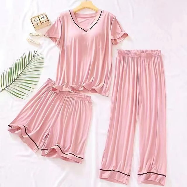 Ensemble de Pyjama pour Femme à Boutons, Décontracté, Manches Courtes, Coupe Ample, Shorts, Vêtements d'Intérieur, Couleur Rose Doux. l'Ensemble Comprend un Haut à Manches Courtes à Col en V, des Shorts à Taille Élastique et un Pantalon long Assorti, le Tout Offrant une Coupe Décontractée avec des accents de Garniture Noirs. Affiché sur un Fond Blanc avec une Feuille Décorative et un Calendrier.