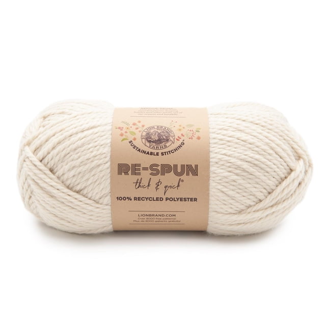 Lion Brand Re-Spun Thick & Quick® Fil Crème Fouettée #6 Super Volumineux en polyester Recyclé, 340 G/204 m, Présenté comme un Écheveau de Fil Super Volumineux Blanc Cassé Doux avec une Étiquette beige Présentant des Coutures Durables et 100 % polyester Recyclé, Convient au Tricot, au crochet et aux Bricolages Écologiques.