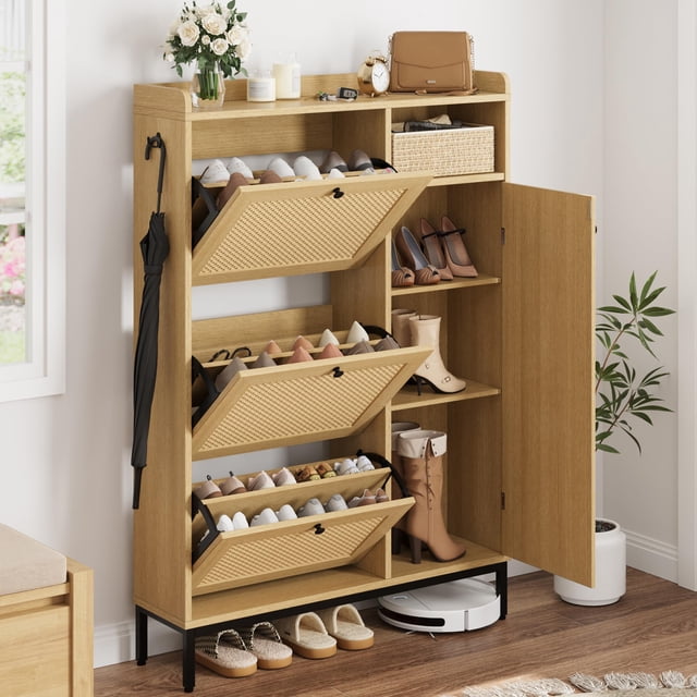 Armoire à Chaussures en Rotin Yiwa pour Entrée avec Fini Bois Naturel et accents en Rotin, Trois Tiroirs Basculants et Quatre Étagères Ouvertes. l'Armoire Est Présentée dans un Cadre d'Entrée Lumineux, Tenant Diverses Chaussures, Bottes et Accessoires. Elle Comprend des Crochets Latéraux pour Parapluies, une surface Supérieure pour Déco et des Pieds en Métal Noir pour la Stabilité. Conçue pour les Espaces Étroits, Elle Peut Accueillir jusqu'à 40 Paires de Chaussures et Comprend un Dispositif Anti-Basculement pour la Sécurité.