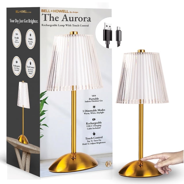 Bell + Howell Aurora Lampe de Table Petite Sans Fil Tactile DEL Rechargeable avec base en or Brossé et Abat-Jour en faux Cristal. Cette Lampe de Table Présente des Commandes Tactiles pour modes à Intensité Réglable Chaud, Blanc et Lumière du Jour. Comprend un Câble de Recharge USB-C et Offre jusqu'à 5,5 Heures de Lumière sur une Recharge Complète. Conception Compacte et portable, 11,75 Pouces de Hauteur, Idéale pour Bureaux, Tables de Nuit Ou Usage Extérieur. un Luminaire Élégant pour les Espaces Modernes.