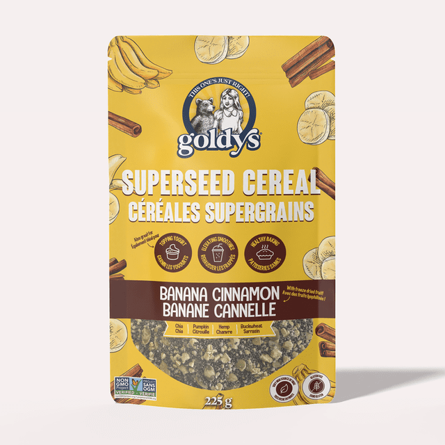 Goldy's Céréales Supergraines Banane et Cannelle, 225 g, Présentées dans une Pochette Jaune Refermable avec des illustrations de Bananes et de Bâtonnets de Cannelle. l'Emballage Met en Valeur Ses Attributs Sans Gluten, Sans Noix, Sans Produits Laitiers et Non OGM, Ainsi Que Sa Douceur Naturelle à Partir de Bananes Lyophilisées et de Cannelle cassia. la Céréales Contient des Graines de chia, de Citrouille, de Chanvre et du Gruau de Sarrasin, Offrant une Riche Teneur en Fibres et des Protéines d'Origine Végétale