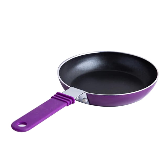 Starfrit - Mini Poêle à Oeufs en Aluminium, Diamètre de 5,5 Pouces, Gros Plan Violet Orienté vers l'Avant d'Un Moule à Oeufs à Portion Individuelle de 5,5 Pouces (14 cm) en Aluminium Violet avec une Courte Poignée en silicone Noire, surface de Cuisson visible et Lisse Sans PFOA, Côtés Peu Profonds et base Plate sur un Fond Neutre; compatible avec les Cuisinières Électriques, au Gaz, en Vitrocéramique et Halogènes et Souvent Utilisé pour des Oeufs Individuels Ou de Petites omelettes.