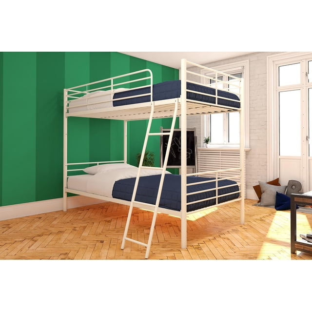 Bunk Bed Convertible Simple sur Simple en Métal avec Cadre en Métal Blanc et Literie Bleu Marine, Comprenant des Garde-Corps de 12,5 Pouces de Hauteur et une Échelle Inclinée, Ensemble dans une Chambre d'Enfants Lumineuse avec Murs Rayés Verts et Plancher de parquet. Il Se Convertit Facilement en Deux Lits Simple Séparés, Idéal pour les Chambres Partagées Ou les Soirées Pyjama.