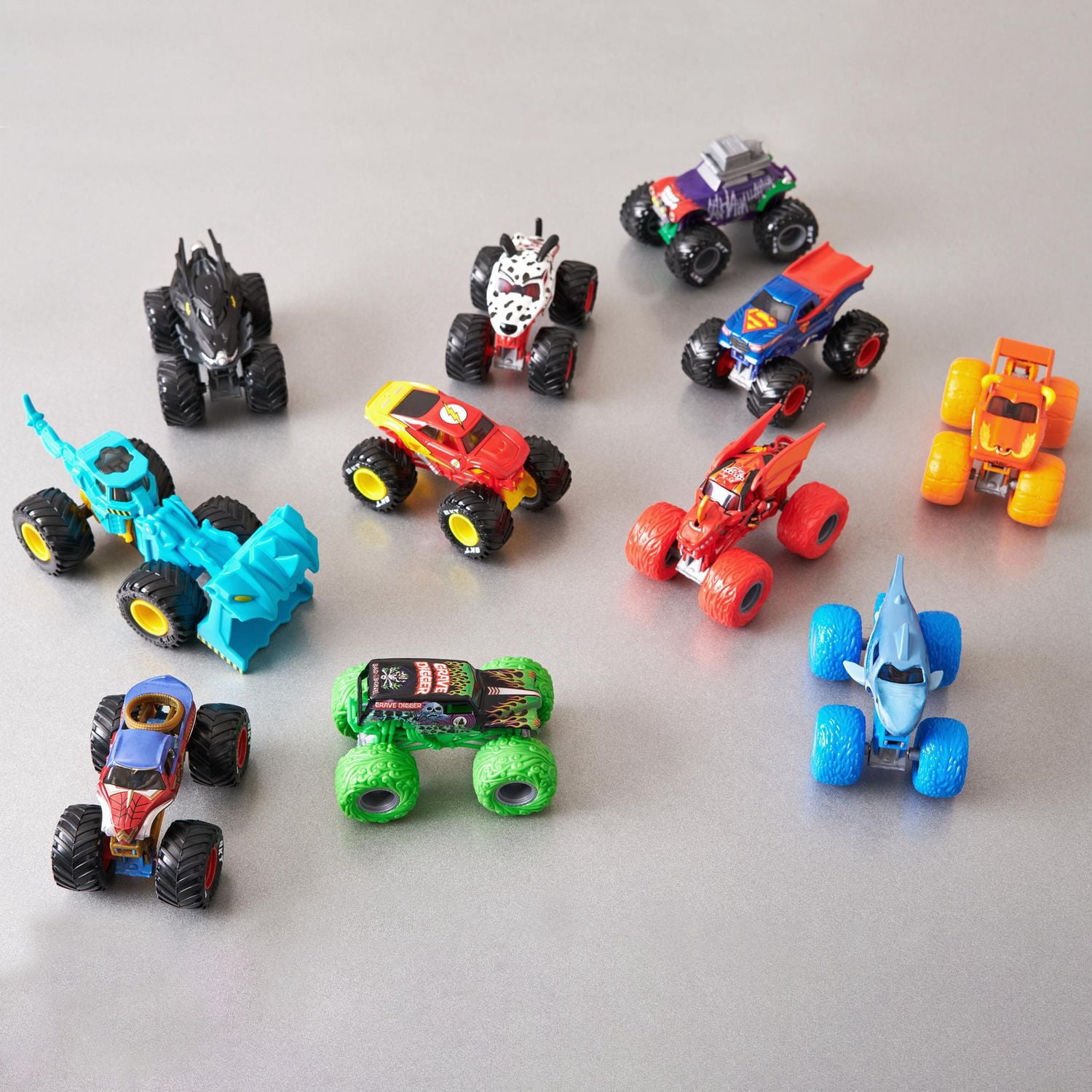 SPINMASTER Monster Jam, Monster trucks officiels en métal moulé Shaker contre Soldier Fortune, échelle 1:64, jouets pour garçons à partir de 3 ans